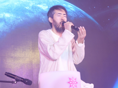 中國“禪嘯”創始人三強現場呤唱《雄獅示威》_副本.png