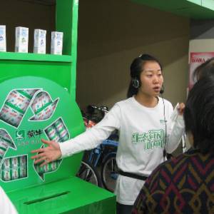 包裝換牛奶 消費者樂享低碳購物時代